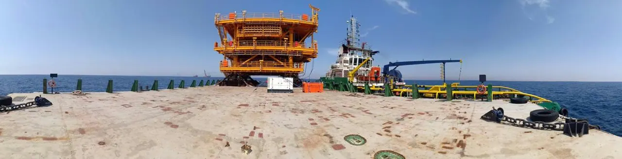 Offshore platform module on the deck of a barge